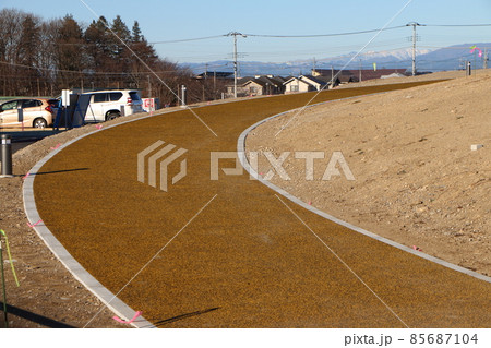 茶系色に舗装された歩道 85687104