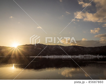 余呉湖から見る山に沈みゆく夕日 85687860