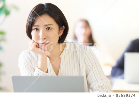 頬杖をつきながらセミナーを受講している若い女性 頬杖をつきながらセミナーを受講している若い女性 85689374