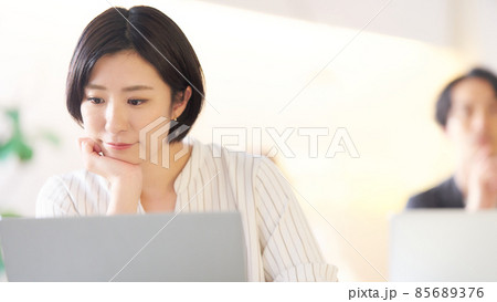 パソコンの画面を見つめる若い女性 パソコンの画面を見つめる若い女性 85689376