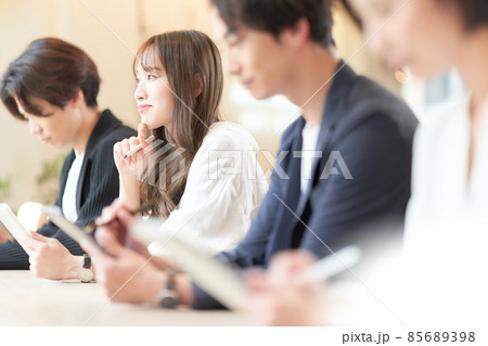 タブレットでメモを取りながらセミナーを受講している若い女性 85689398