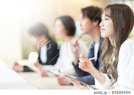 タブレットでメモを取りながらセミナーを受講している若い女性 85689400