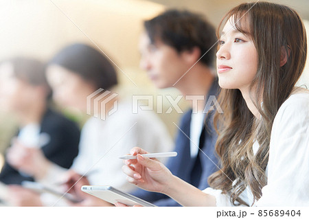 タブレットでメモを取りながらセミナーを受講している若い女性 85689404