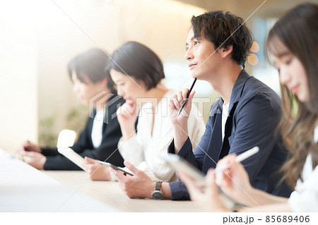 ノートを取りながらセミナーを受講している若い男性 85689406