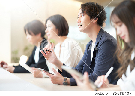 ノートを取りながらセミナーを受講している若い男性 85689407