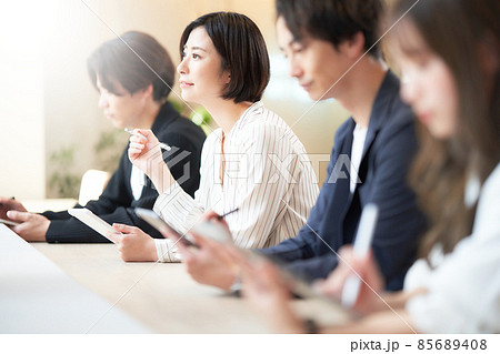 タブレットでノートを取りながらセミナーを受講している若い女性 85689408