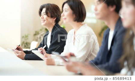 タブレットでノートを取る若い男性 85689413