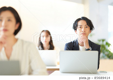 教室の席に座ってセミナーを受講してい若い男性 85689414