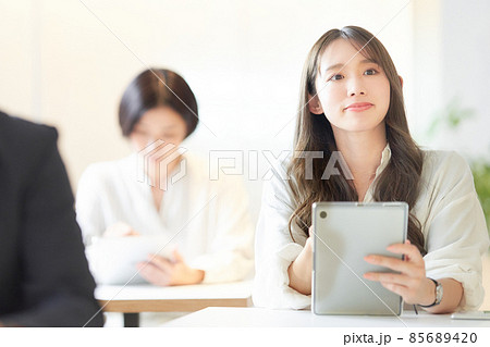 タブレットでメモを取りながらセミナーを受講している若い女性 85689420