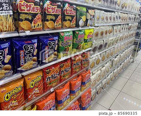 コンビニのお菓子コーナー 85690335