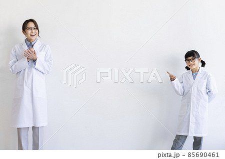 白衣の女性と女の子 85690461