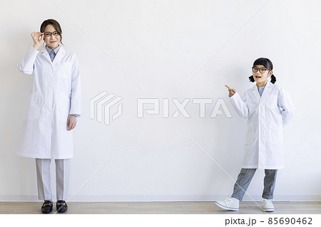 白衣の女性と女の子 85690462