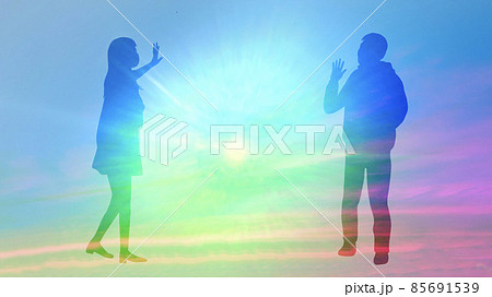 エアハイタッチをする男女シルエット エアハイタッチをする男女シルエット 85691539