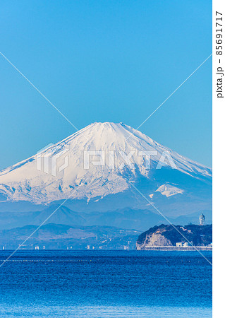 神奈川県逗子海岸からの富士山と江ノ島 85691717