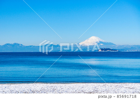 神奈川県逗子海岸からの富士山と江ノ島 85691718