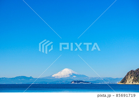 神奈川県逗子海岸からの富士山と江ノ島 85691719
