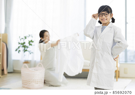 白衣の女の子と洗濯物をたたむ主婦 白衣の女の子と洗濯物をたたむ主婦 85692070