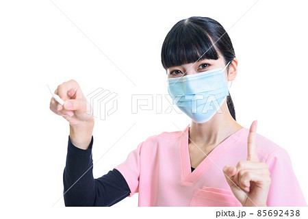 歯間ブラシを持つ女性歯科医 歯科衛生士 笑顔で説明 教える 磨き方 歯間ブラシを持つ女性歯科医 歯科衛生士 笑顔で説明 教える 磨き方 85692438