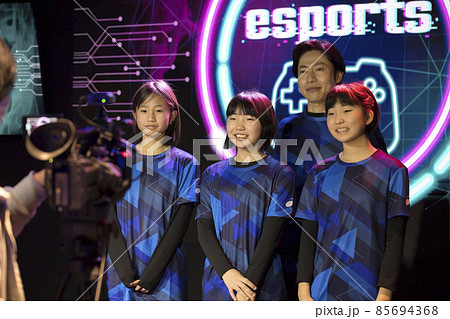 eスポーツ大会優勝イメージ　勝利者インタビュー　テレビ中継 85694368