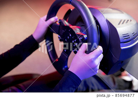 eスポーツイメージ　レーシングゲームをする小学生手元 85694877