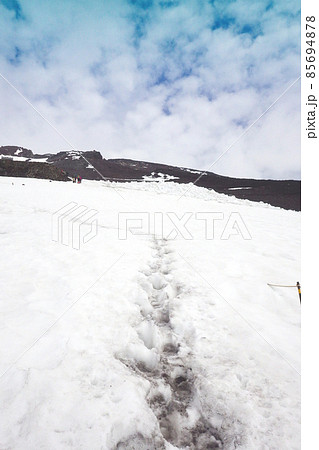 雪山登山イメージ　富士山の登山道の残雪 85694878