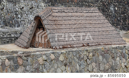湯の花を収穫する湯の花小屋　別府の明礬温泉（大分県別府市） 85695050
