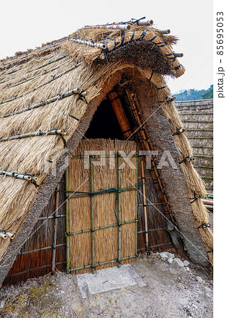 湯の花を収穫する湯の花小屋　別府の明礬温泉（大分県別府市） 85695053