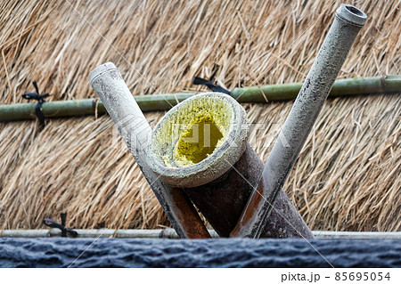 湯の花を収穫する湯の花小屋　別府の明礬温泉（大分県別府市） 85695054