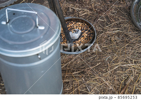 キャンプの燻製器と豆炭と桜チップ 85695253