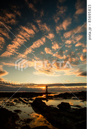 【新潟県】 佐渡島　夕暮れの七浦海岸　長手岬 85695815