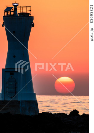 【新潟県】 佐渡島　夕暮れの七浦海岸　長手岬 85695821