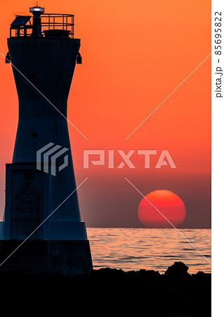 【新潟県】 佐渡島　夕暮れの七浦海岸　長手岬 85695822