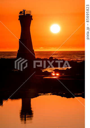 【新潟県】 佐渡島　夕暮れの七浦海岸　長手岬 85695823