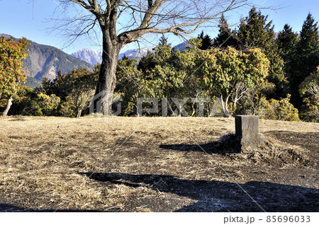 丹沢山地のシダンゴ山山頂の標石と雪稜の蛭ヶ岳を望む 85696033