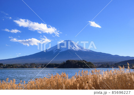 快晴の空と厳冬の富士山・絶景(河口湖より) 快晴の空と厳冬の富士山・絶景(河口湖より) 85696227