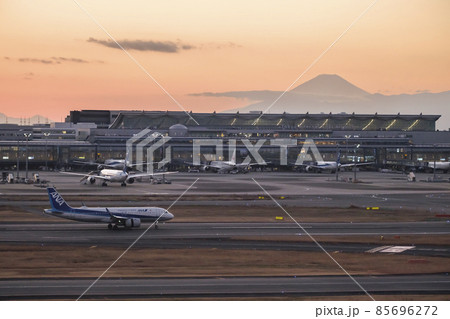タキシングする航空機と夕空に浮かぶ富士山のシルエット　羽田空港　東京都大田区 85696272