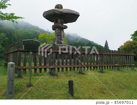 滋賀県 鈴鹿峠 万人講常夜燈 85697011