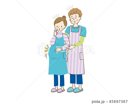 妊娠中の笑顔の女性とエプロン姿の夫 85697367