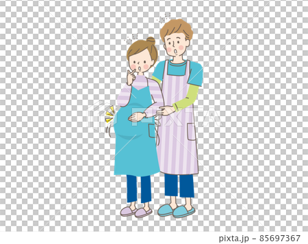 妊娠中の笑顔の女性とエプロン姿の夫 85697367