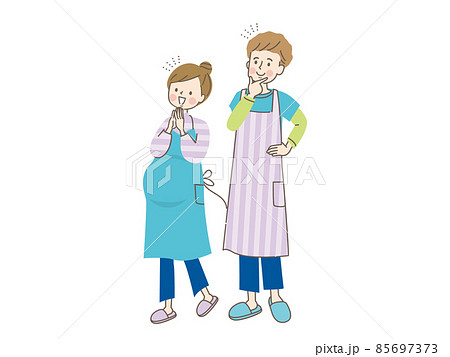 妊娠中の笑顔の女性とエプロン姿の夫 85697373