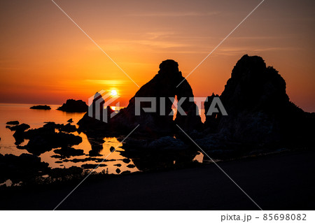 【新潟県】 佐渡島　夕暮れの七浦海岸　夫婦岩 85698082