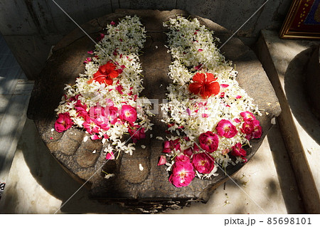 インド・ブッダガヤ マハボディー寺院に備えられた花 85698101