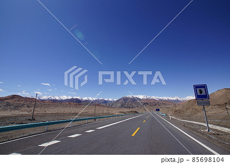 中国 カシュガル-キルギス オシュ 国境越えの風景 85698104