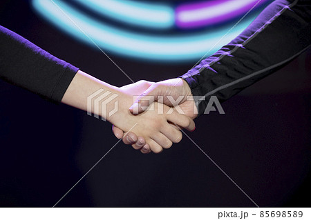 eスポーツ大会　対戦イメージ　大人対子供　握手手元 85698589