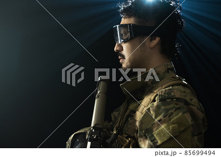 サバゲーの髭の人　 85699494