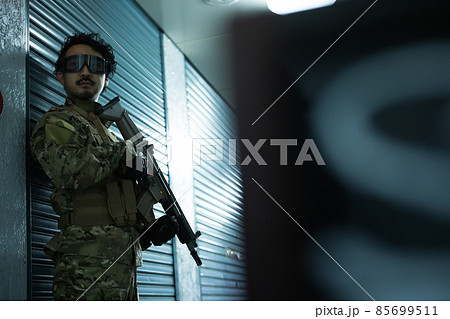 サバゲーの髭の人　 85699511