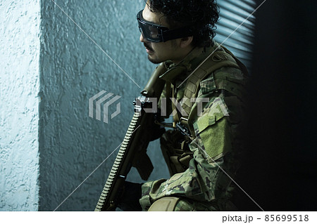 サバゲーの髭の人　 85699518