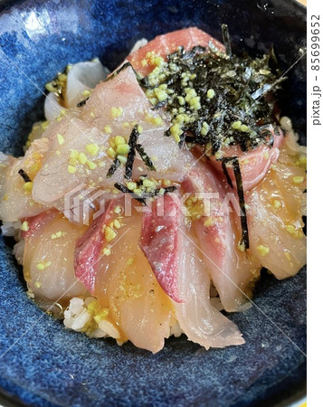 鰤と鯛の海鮮丼 鰤と鯛の海鮮丼 85699652