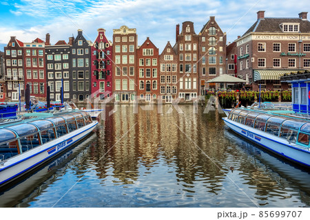 Damrak canal in the Old town of Amsterdam, Netherlands 85699707