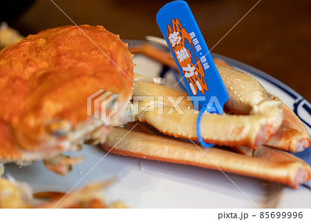 タグ付きの松葉ガニの足を取ってお皿に置いたところ タグ付きの松葉ガニの足を取ってお皿に置いたところ 85699996